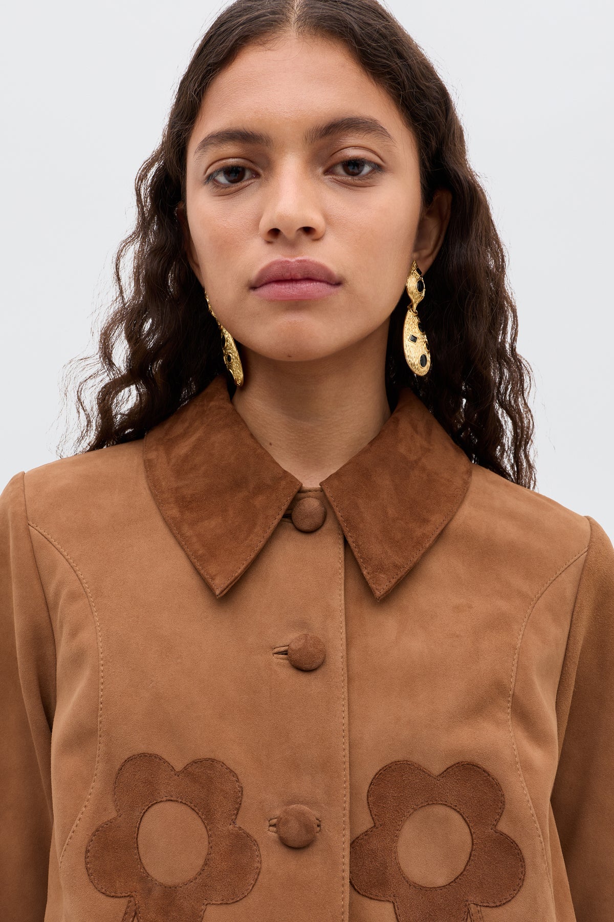 Brun kort jacka med blomapplikationer