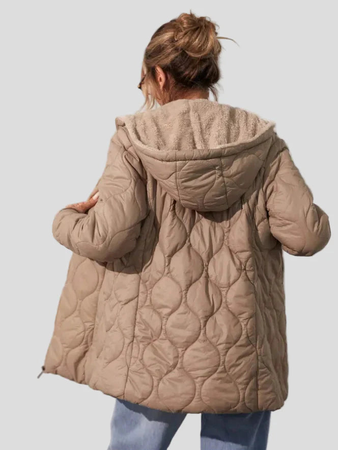 Quiltad medellång jacka med mjuk krage — dragkedja framtill