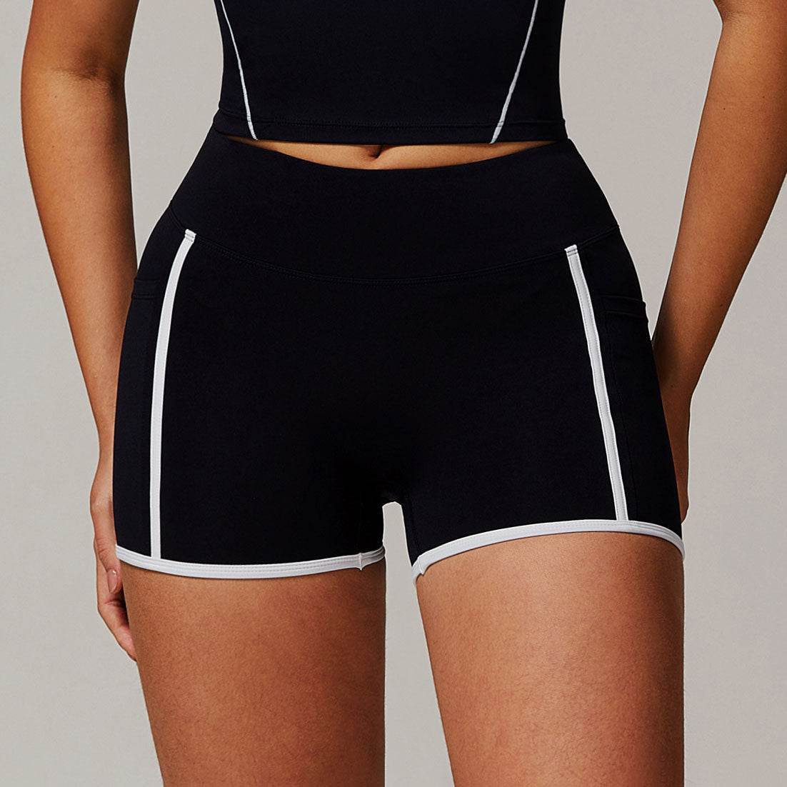 Sportiga shorts med hög midja och kontrasterande detaljer