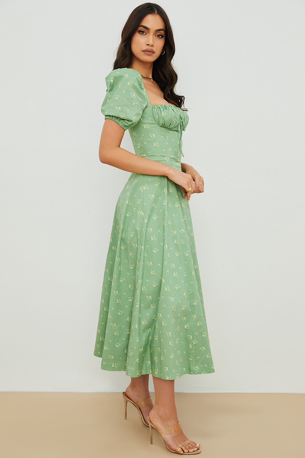 Medium sundress med blommiga puffärmar