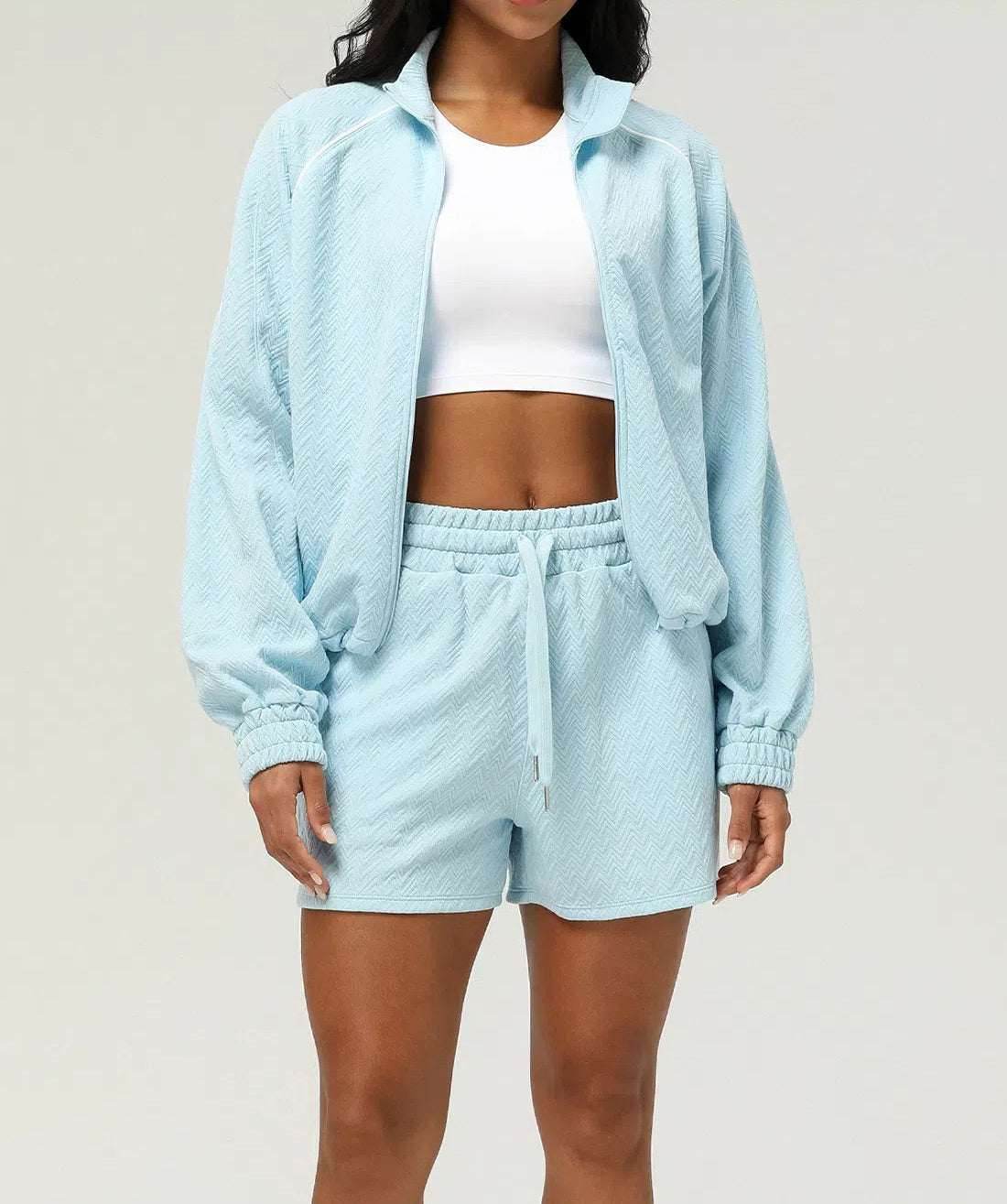 Sportig träningsoverall med jacka och shorts