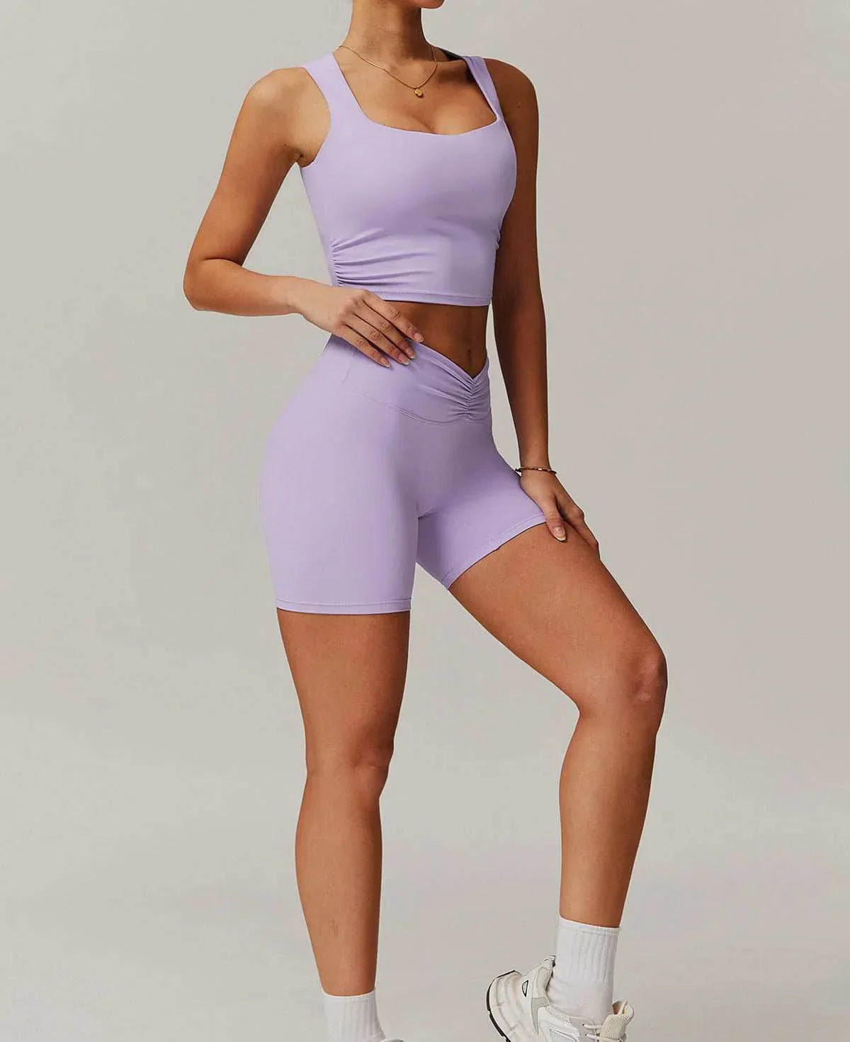 Sömlös sportset med topp och shorts