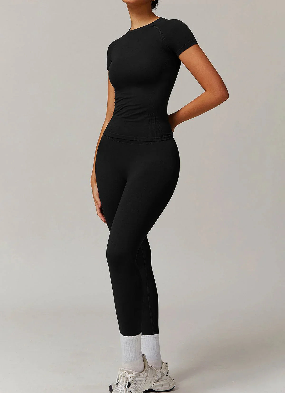 Sömlös sportset med T-shirt och leggings