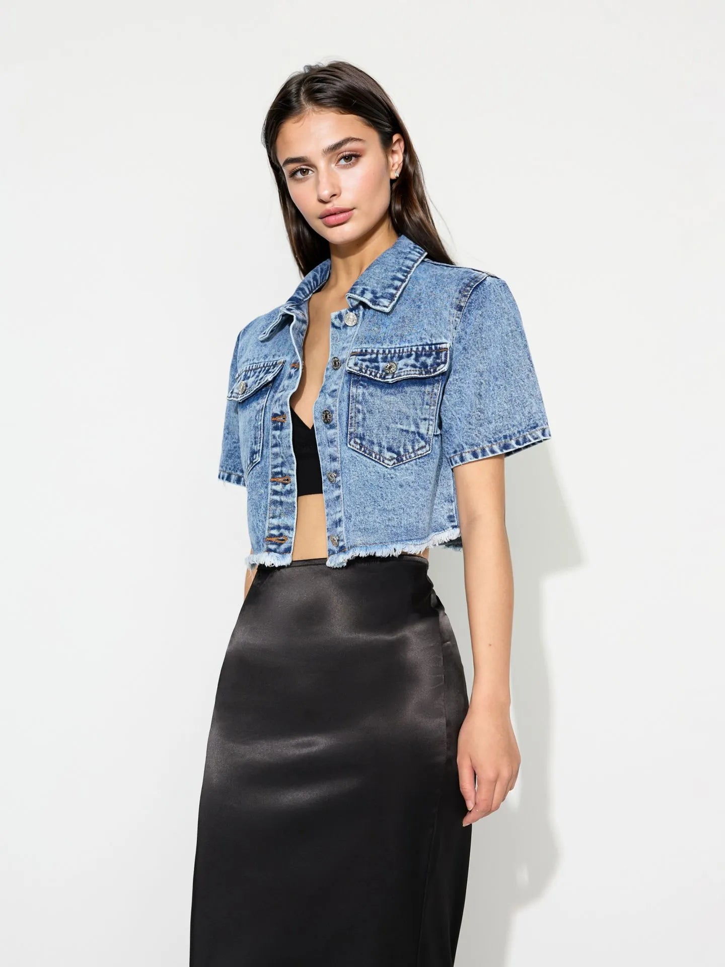 Ljusblå croppad jeansjacka med korta ärmar