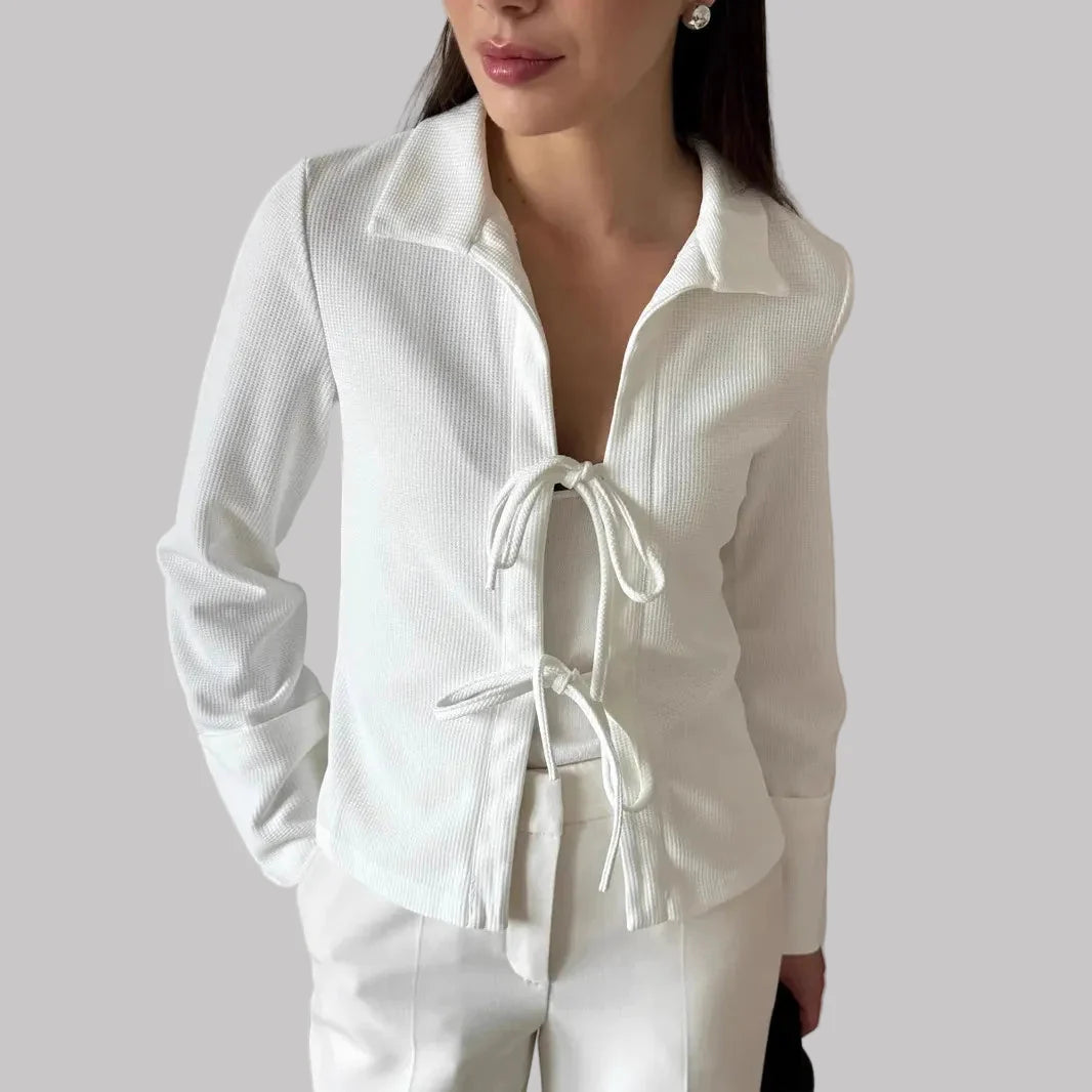 Blus med knytning fram och krage