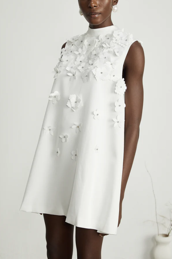 Vit ärmlös klänning med 3D-blommor