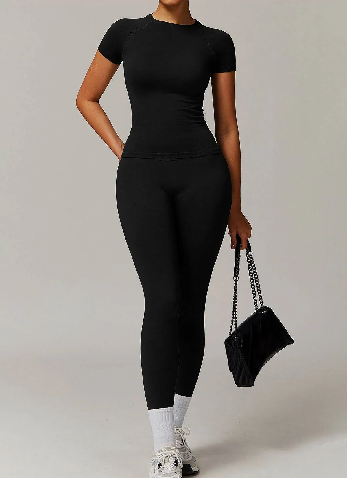 Sömlös sportset med T-shirt och leggings