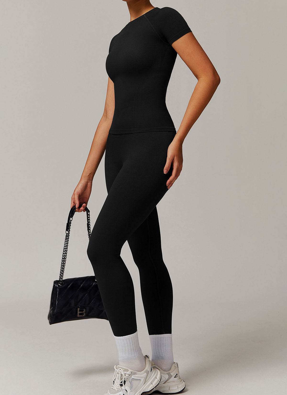 Sömlös sportset med T-shirt och leggings