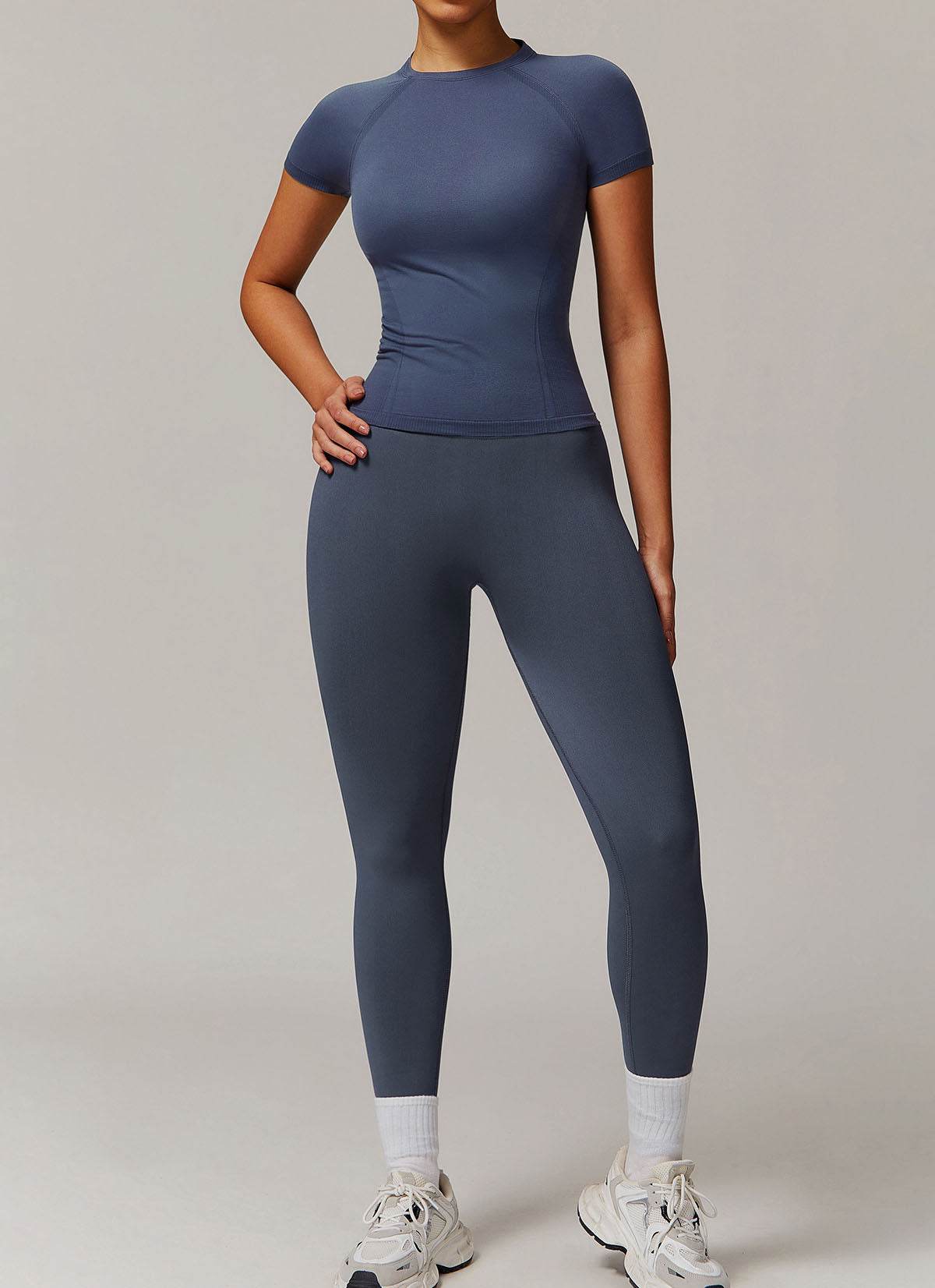 Sömlös sportset med T-shirt och leggings