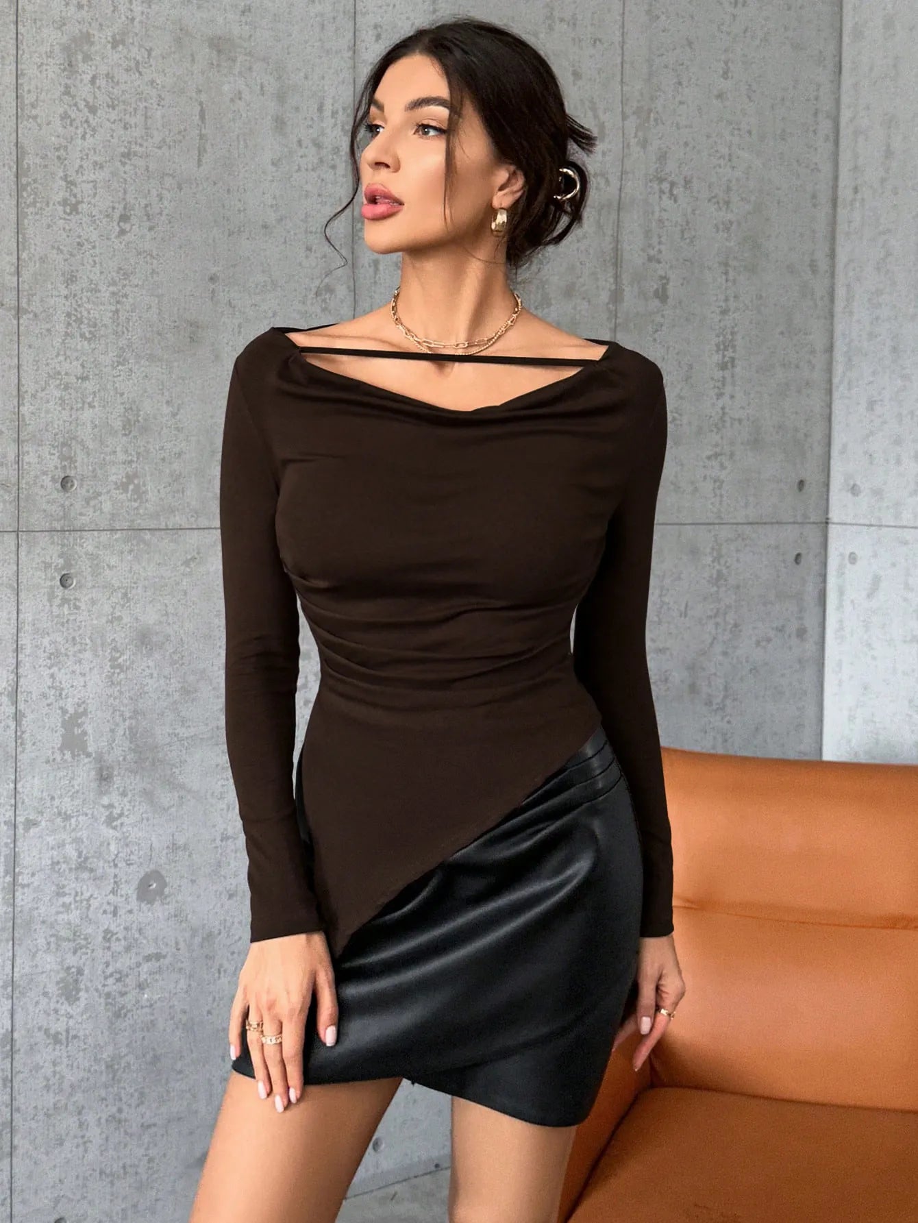 Chokladbrun långärmad topp med utskuren halsringning och asymmetrisk fåll