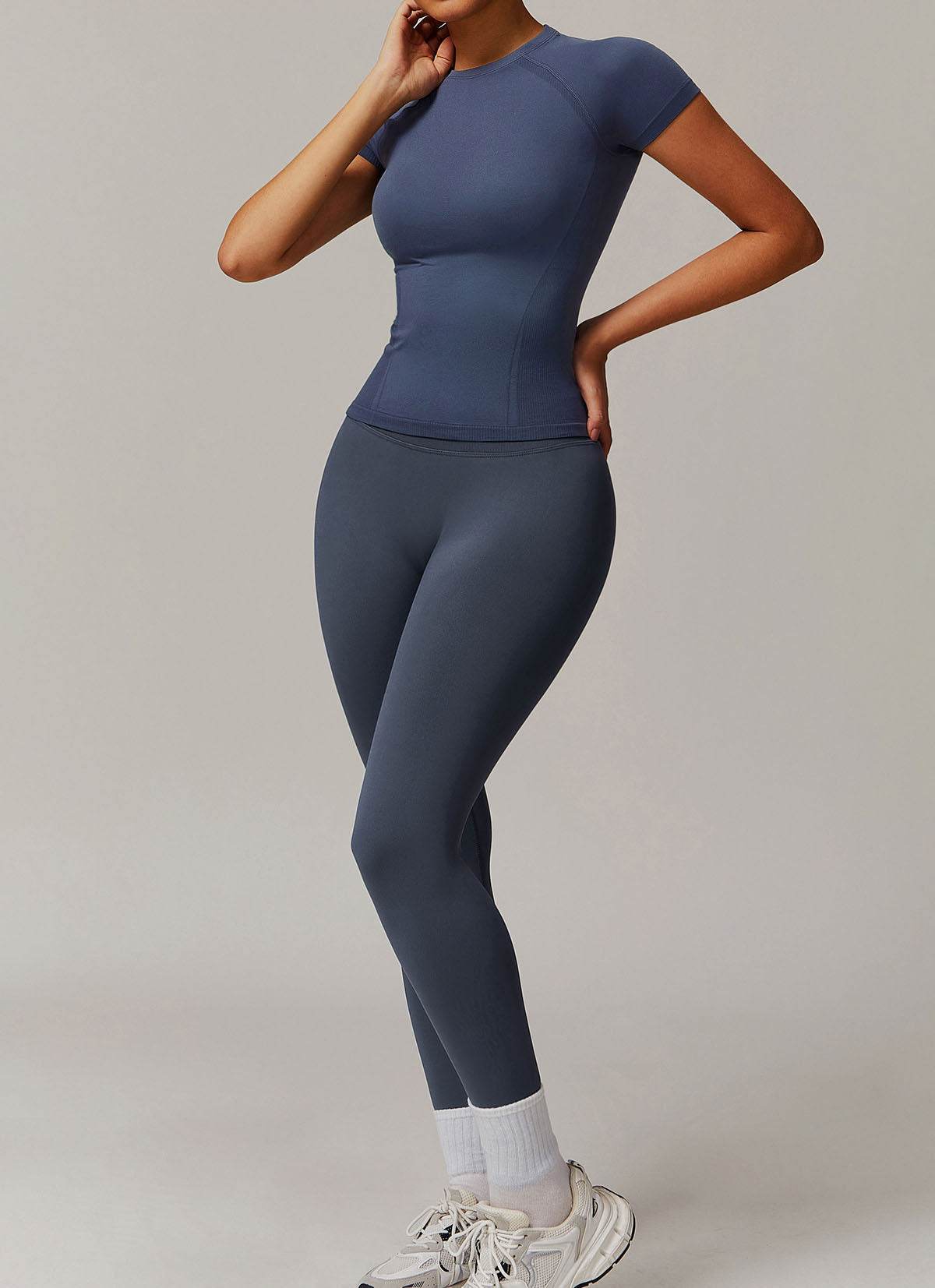 Sömlös sportset med T-shirt och leggings