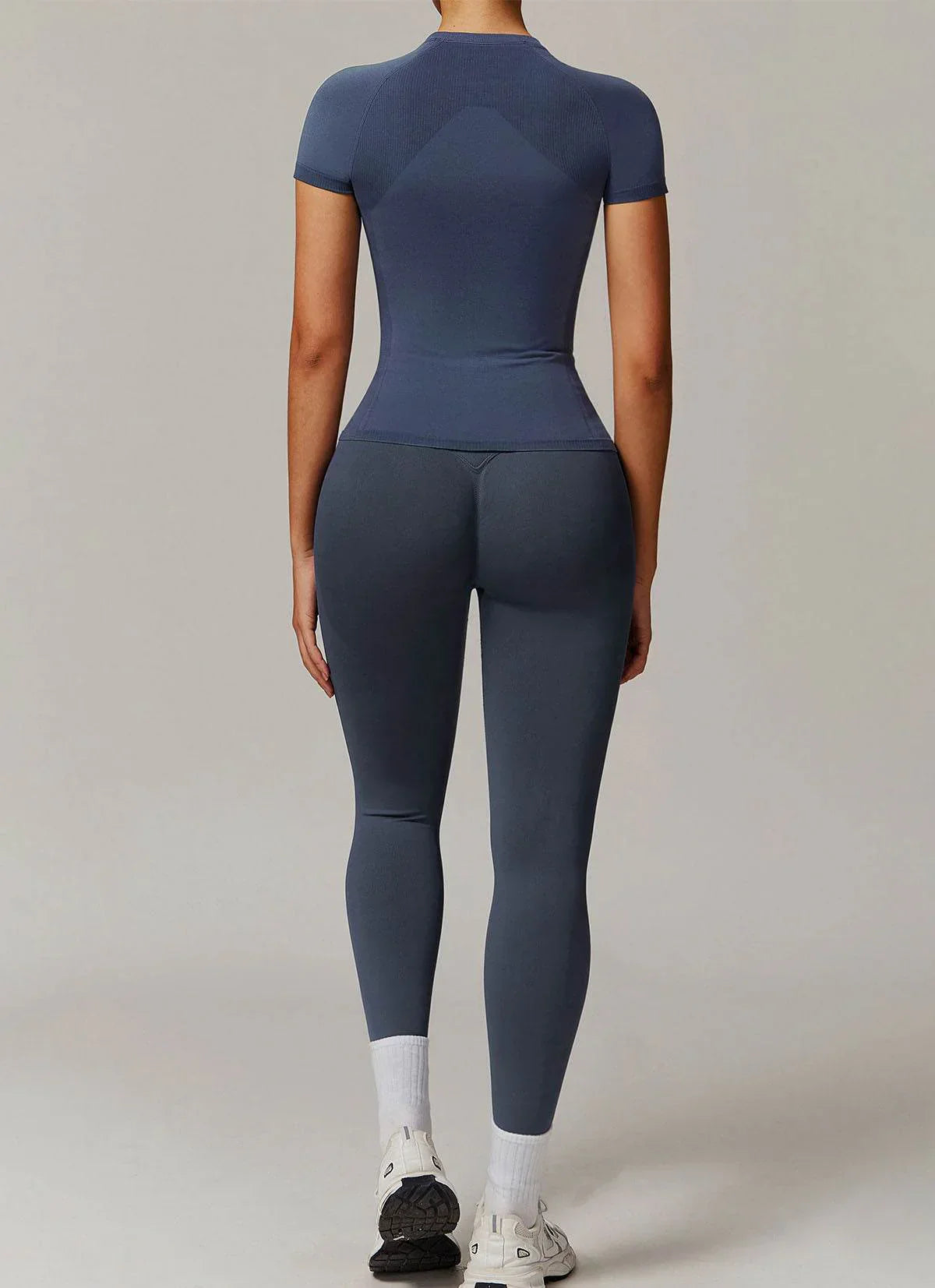 Sömlös sportset med T-shirt och leggings