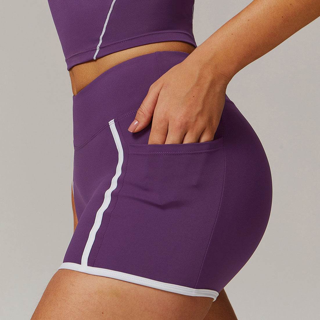 Sportiga shorts med hög midja och kontrasterande detaljer