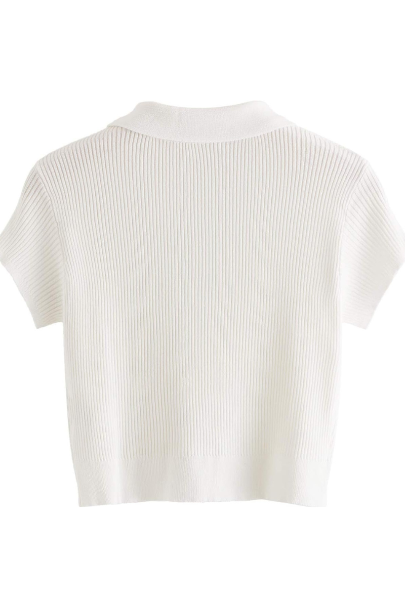 Stickad polotopp med kort ärm och knappar