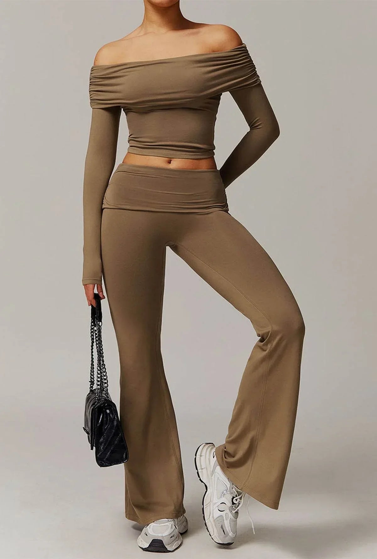Off-shoulder set med utsvängda byxor