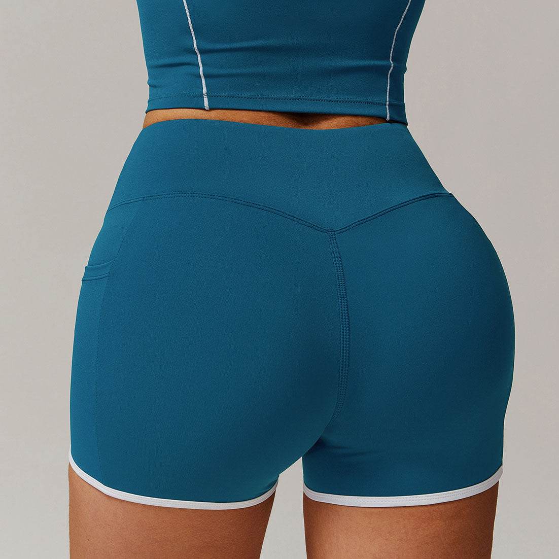 Sportiga shorts med hög midja och kontrasterande detaljer