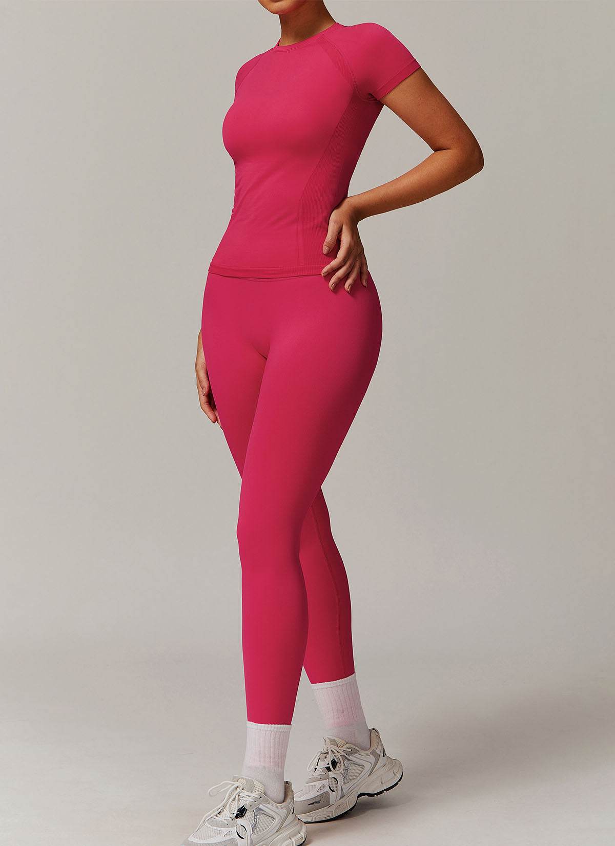 Sömlös sportset med T-shirt och leggings
