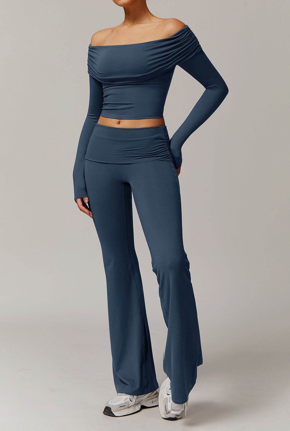 Off-shoulder set med utsvängda byxor