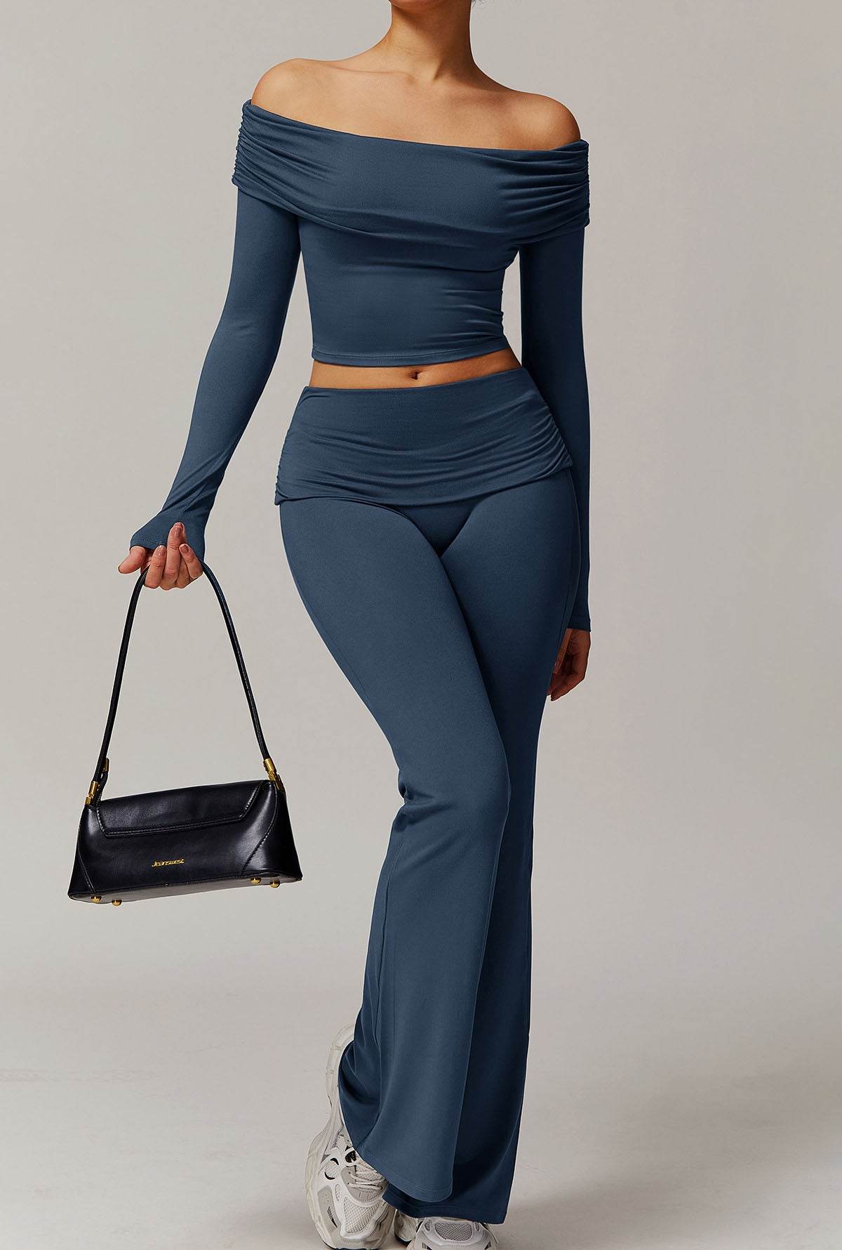 Off-shoulder set med utsvängda byxor