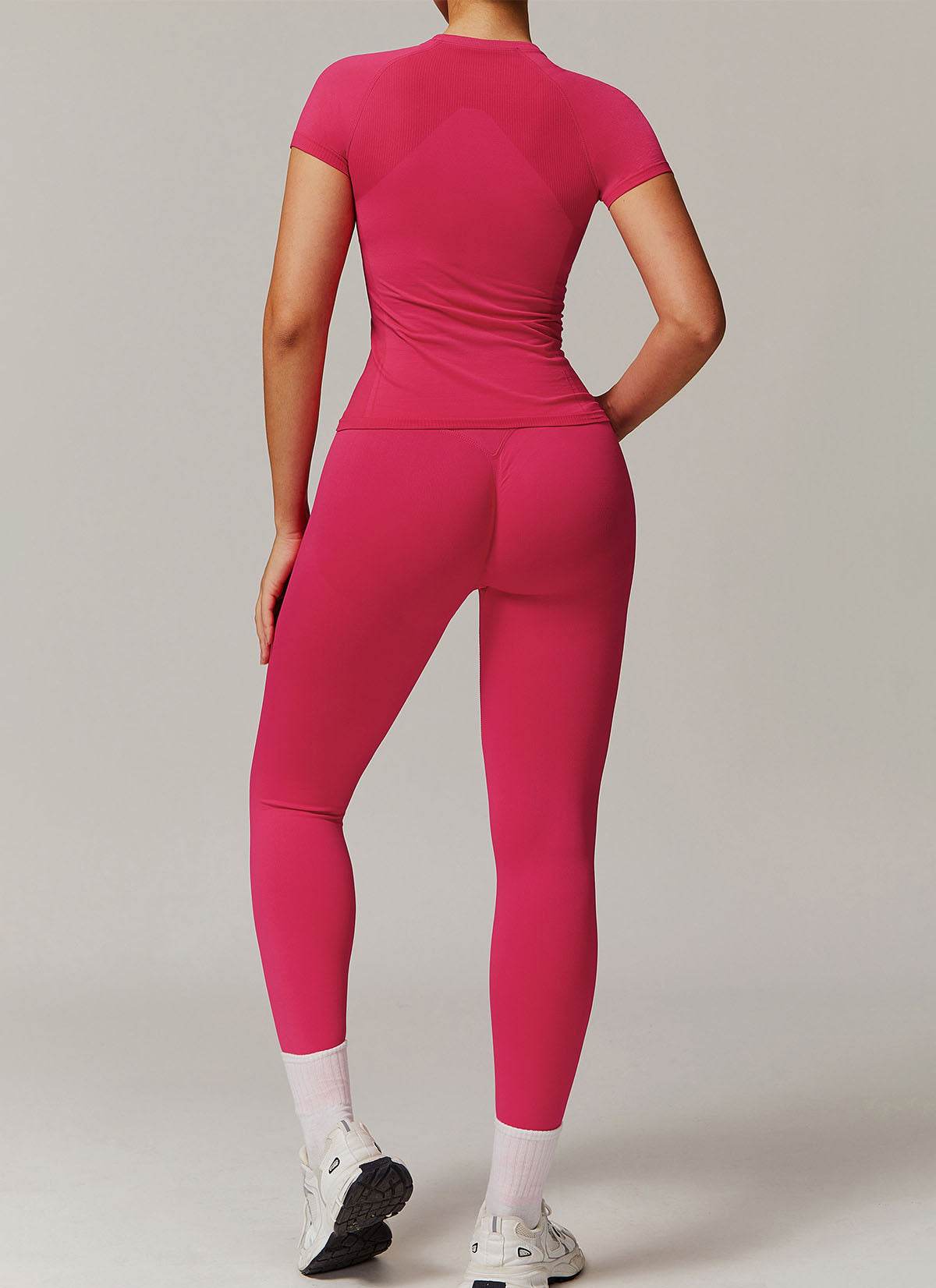 Sömlös sportset med T-shirt och leggings