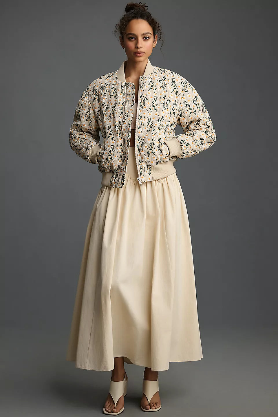 Beige blommig quiltad bomberjacka