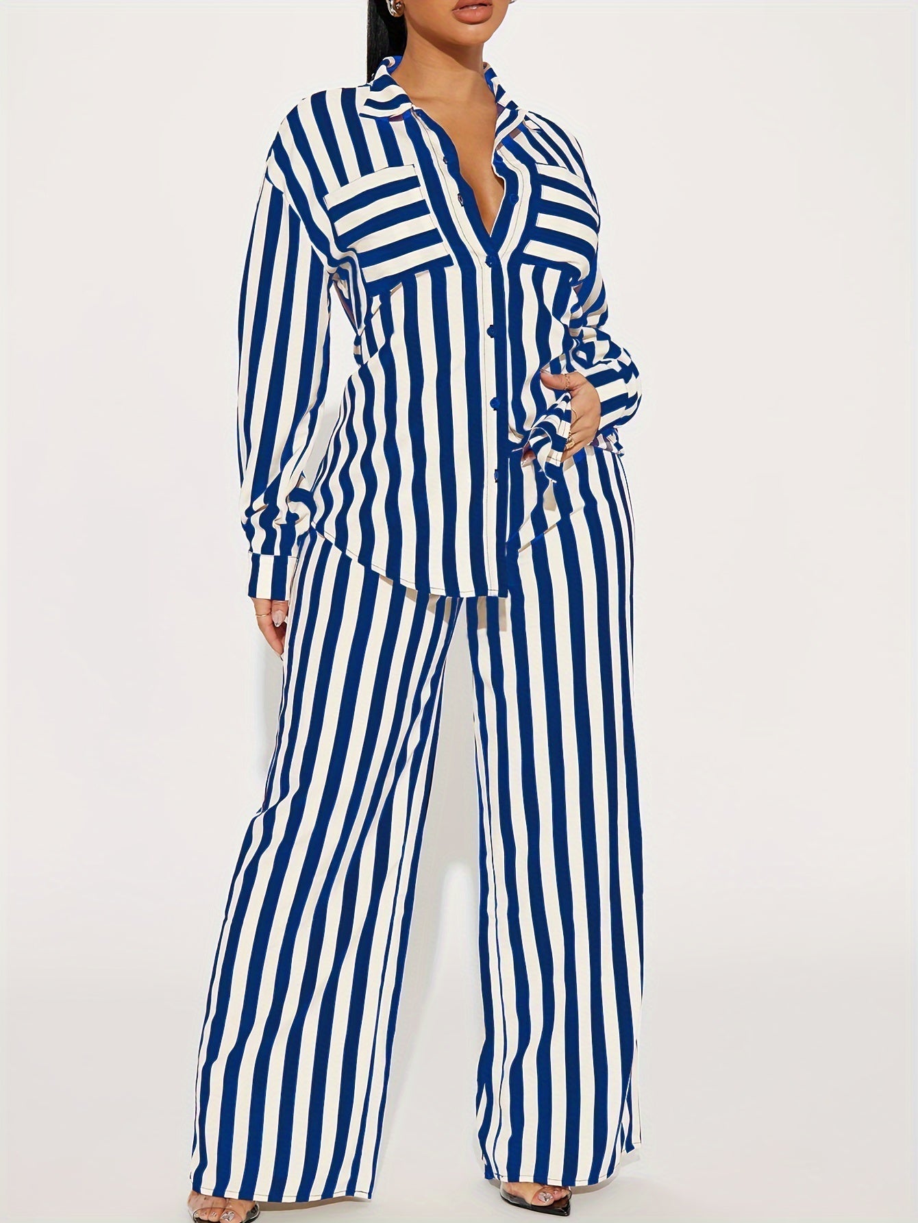 Randig skjorta med långa ärmar och vida byxor