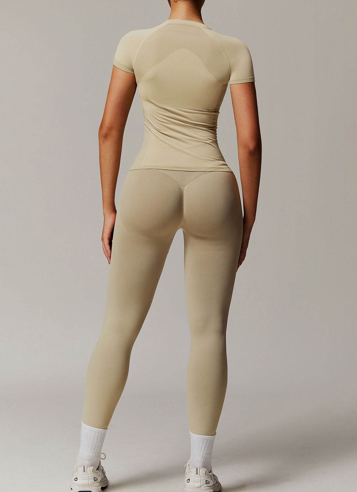 Sömlös sportset med T-shirt och leggings