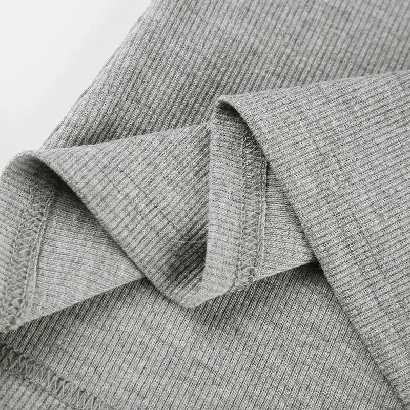 Ljusgrå baraxlad topp med vikt kant