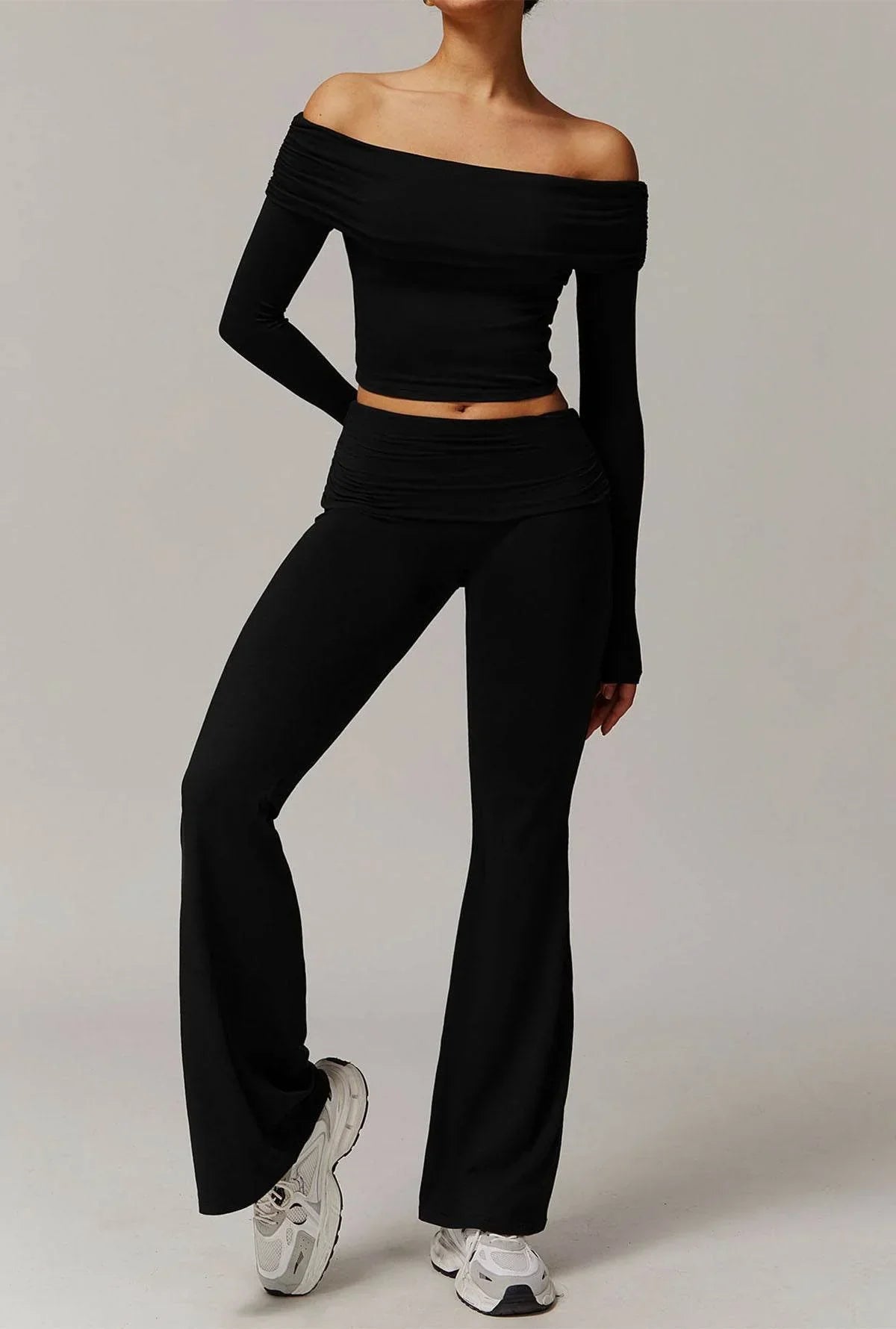 Off-shoulder set med utsvängda byxor
