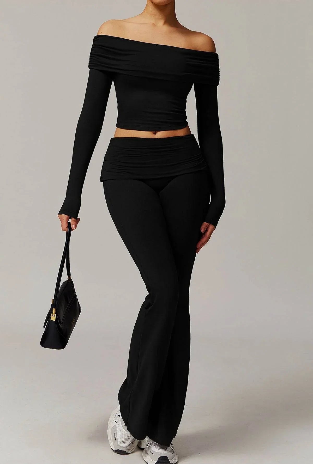 Off-shoulder set med utsvängda byxor