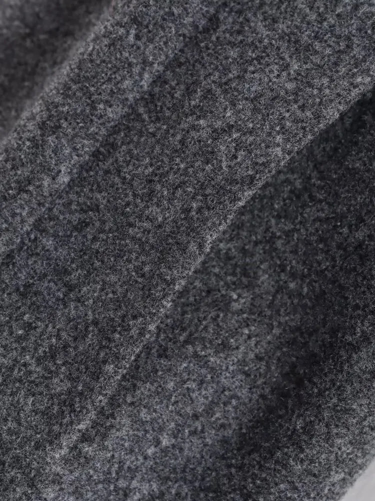 Grå kort dubbelknäppt jacka med breda slag