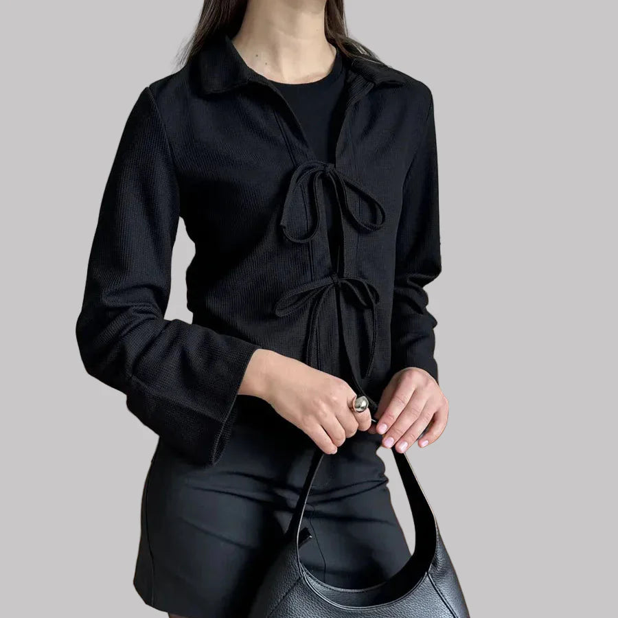 Blus med knytning fram och krage