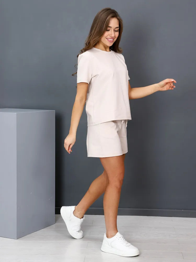 Luftigt set med T-shirt och shorts