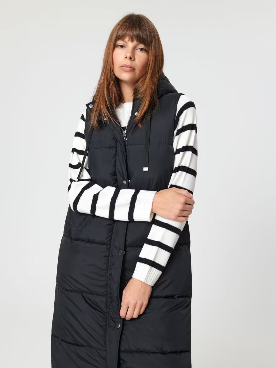 Lång vadderad väst med huva och slitsar