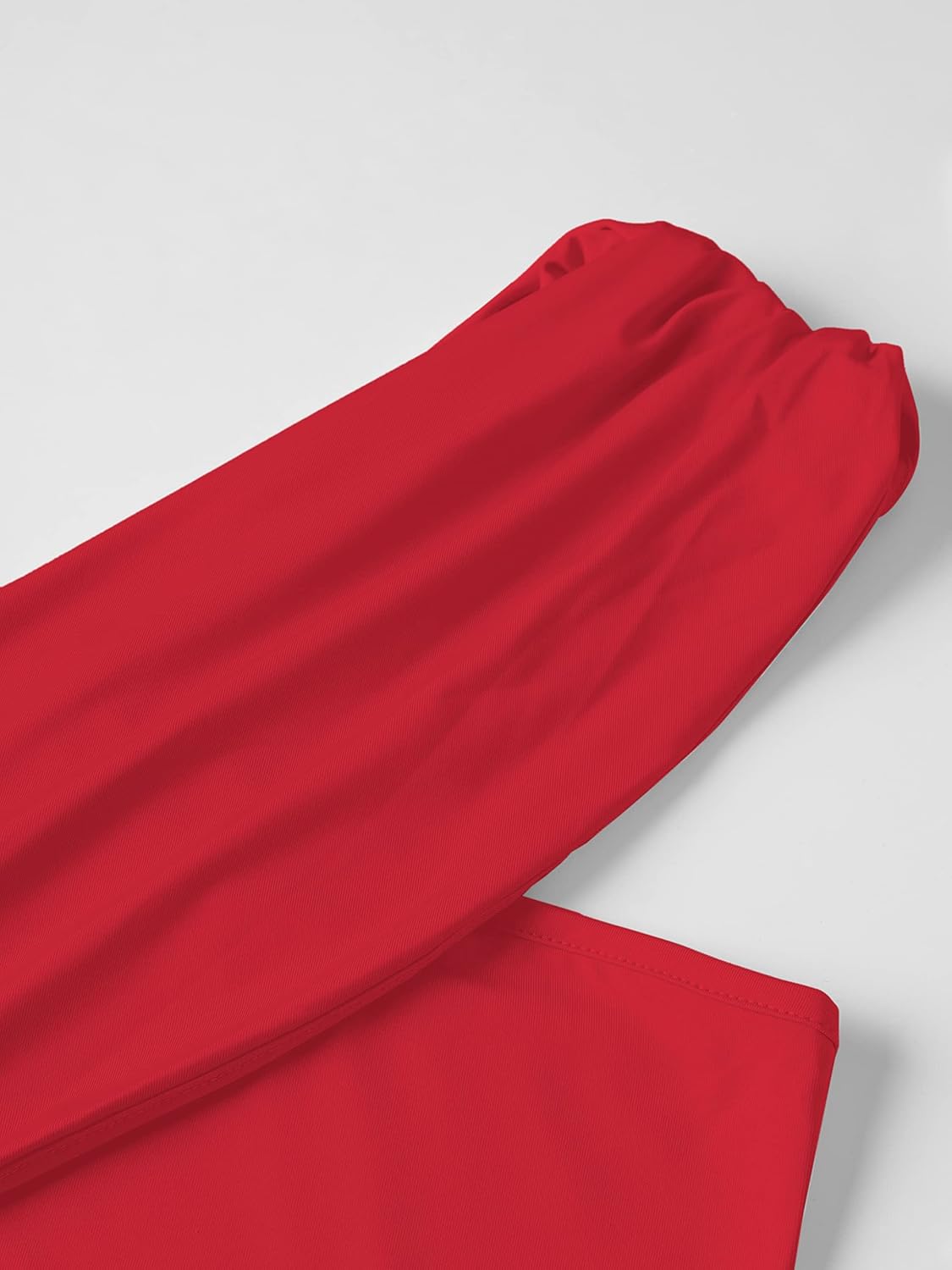 Röd asymmetrisk topp med draperad detalj och lång ärm