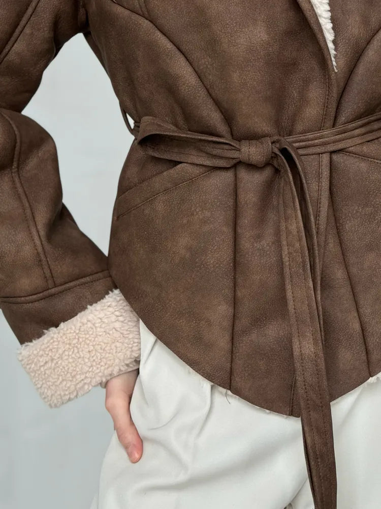 Brun omlottjacka med knytskärp och mjuk kant