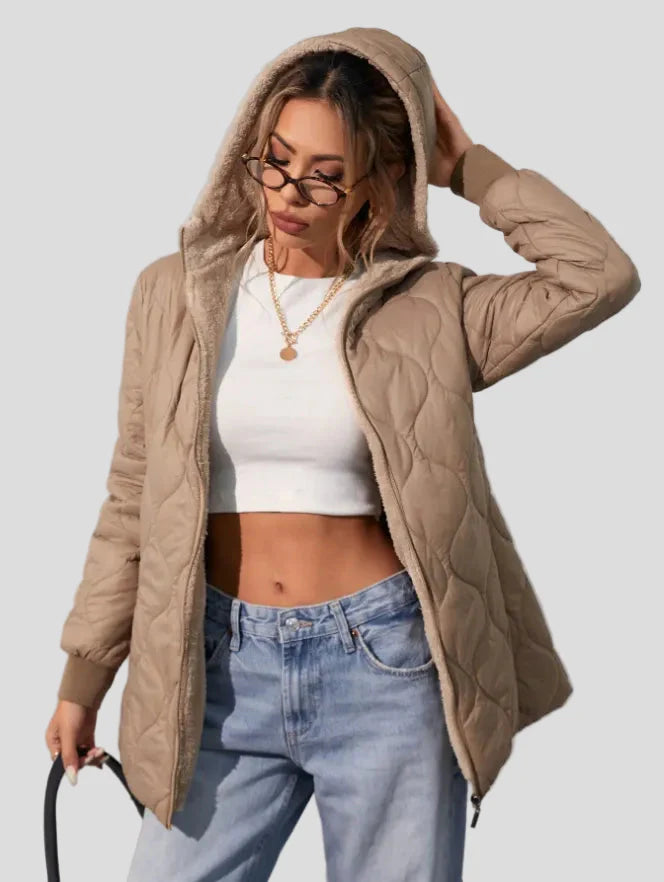 Quiltad medellång jacka med mjuk krage — dragkedja framtill