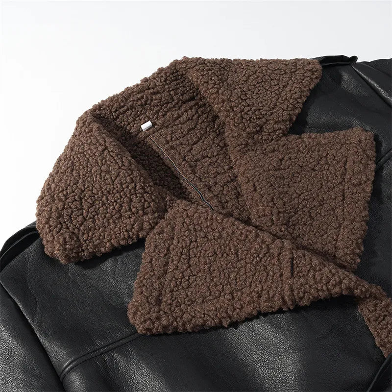 Svart vinterjacka med fluffig brun krage och bälte