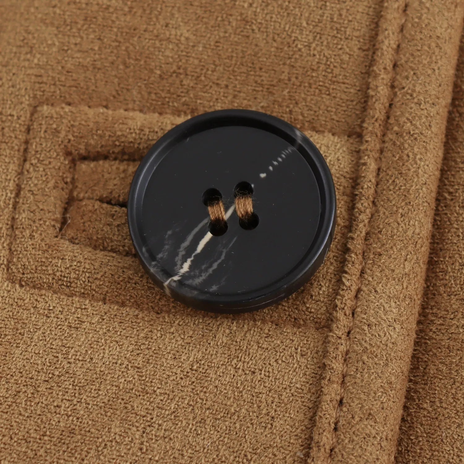 Brun kappa med mjuk krage och knappar