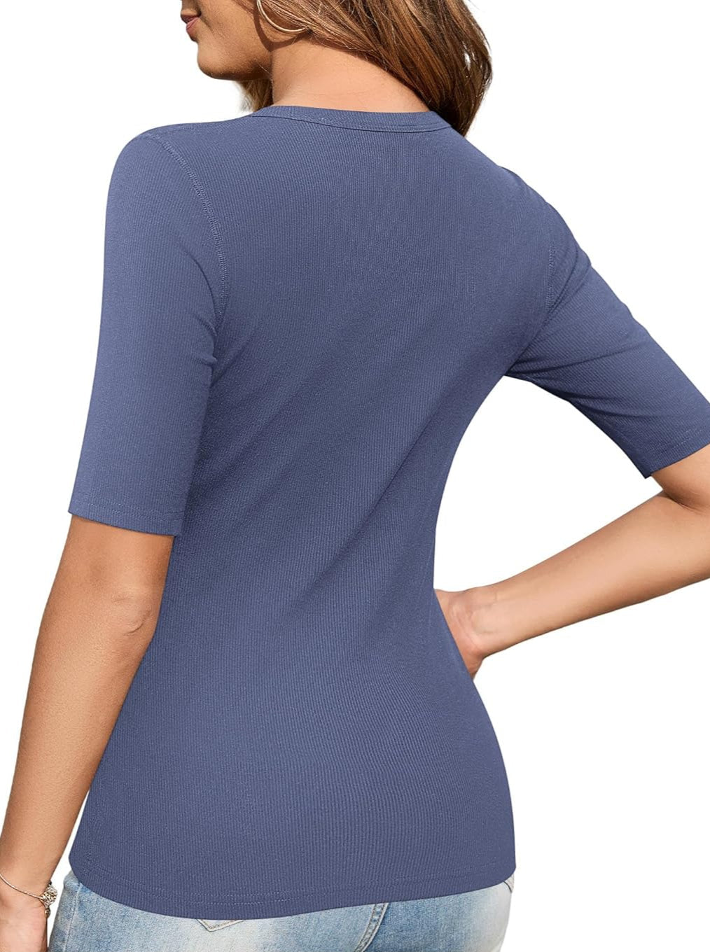 Ribbad topp med knappdetalj och halvlång ärm