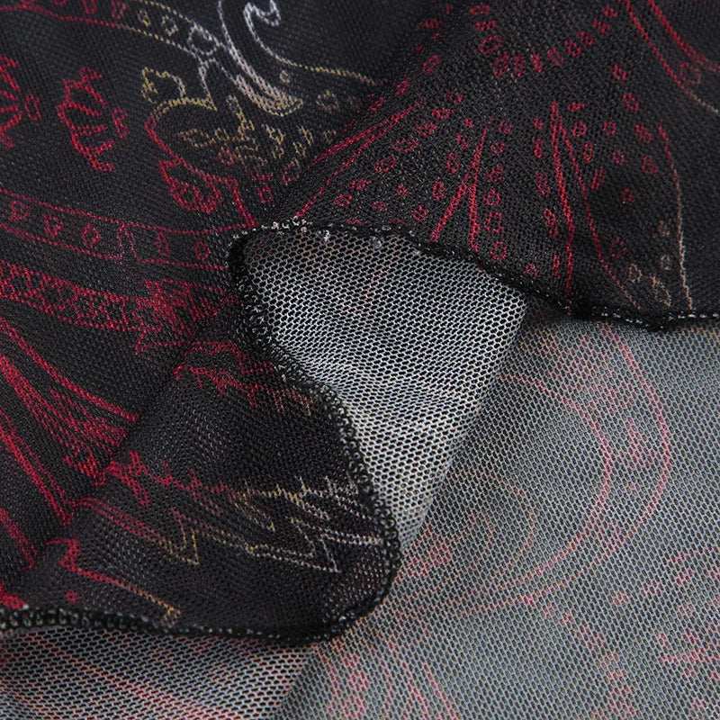 Svart-vinröd blommig paisleytop i transparent finish med fyrkantig ringning