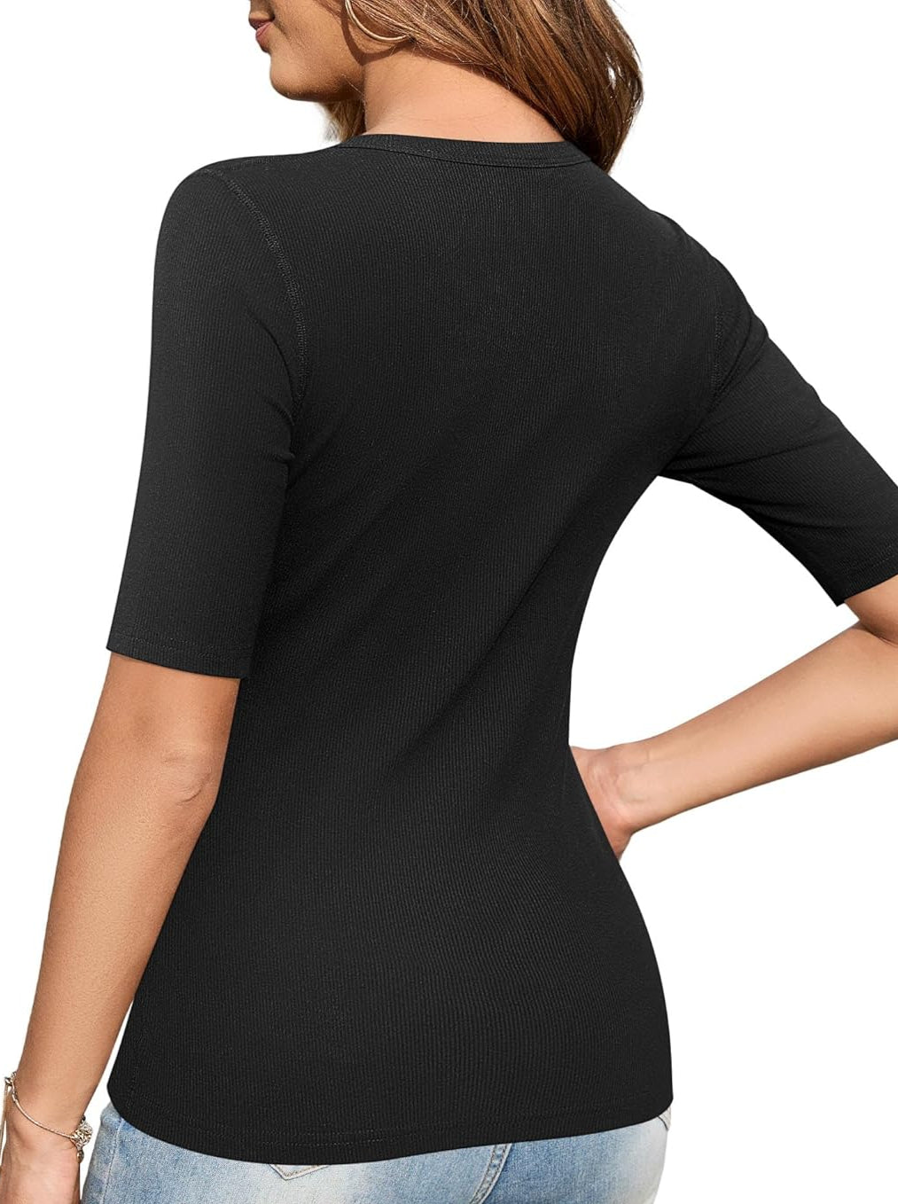 Ribbad topp med knappdetalj och halvlång ärm