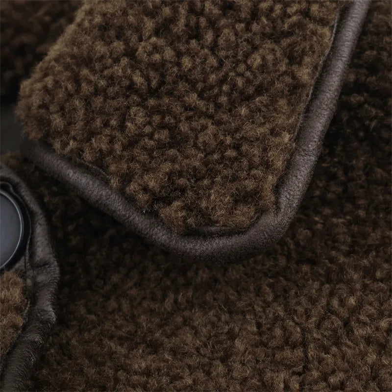 Brun teddyjacka med knappar och dragkedjefickor