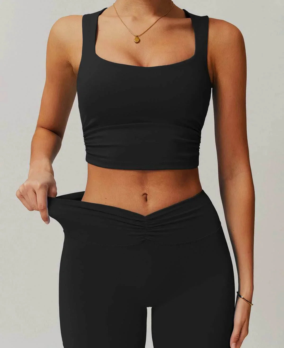 Sömlös sportset med topp och shorts