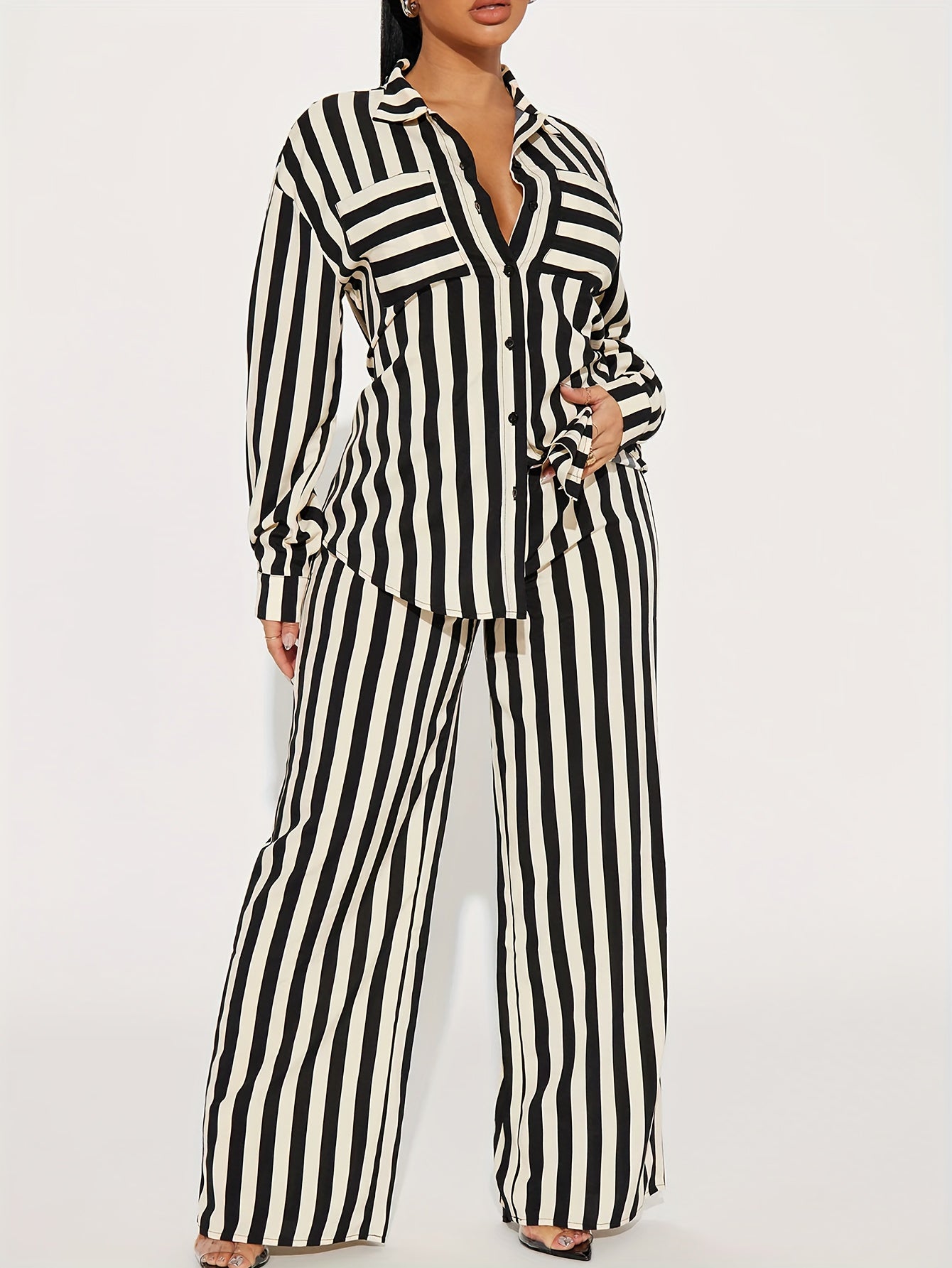 Randig skjorta med långa ärmar och vida byxor