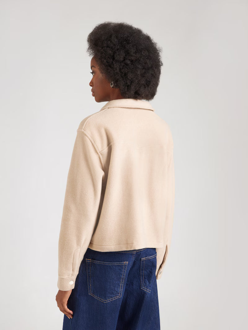 Beige skjortjacka med tryckknappar