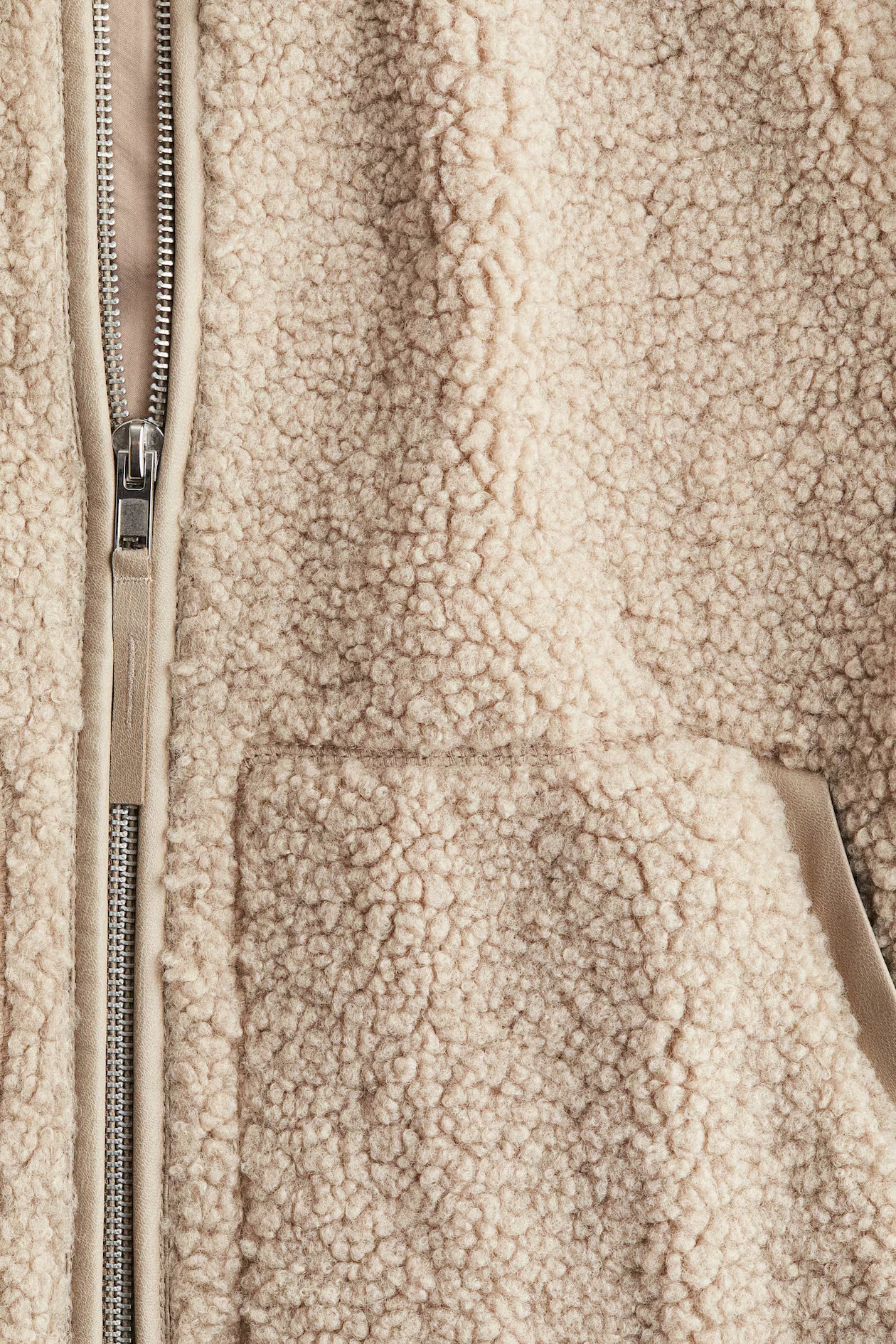 Beige teddyjacka med hög krage och dragkedja