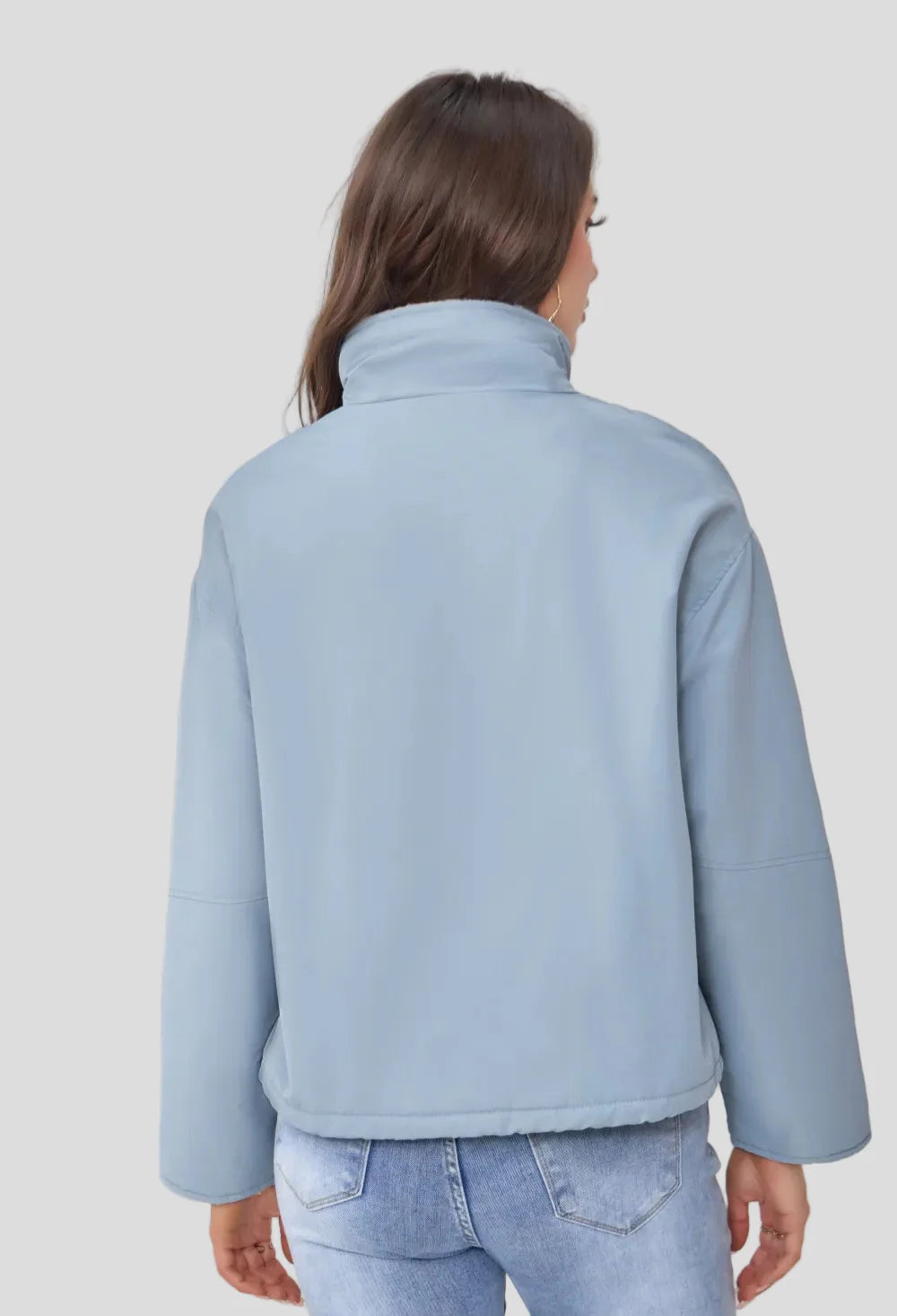 Kort pufferjacka med hög krage och mjukt foder