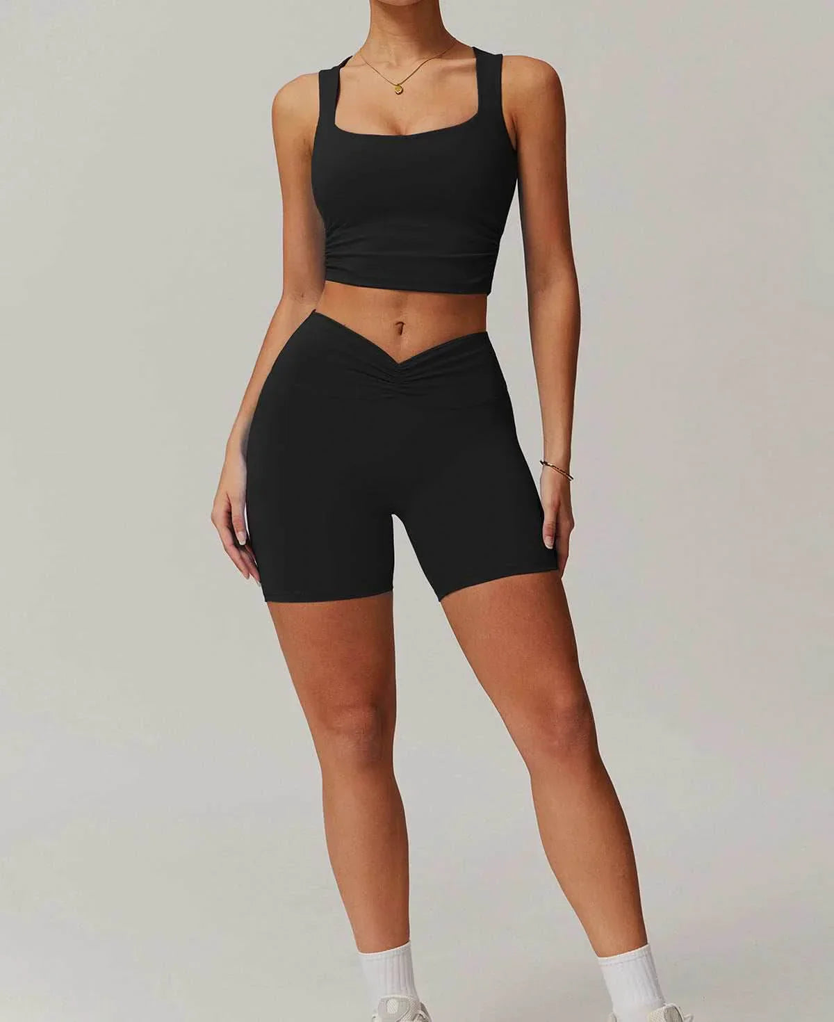 Sömlös sportset med topp och shorts