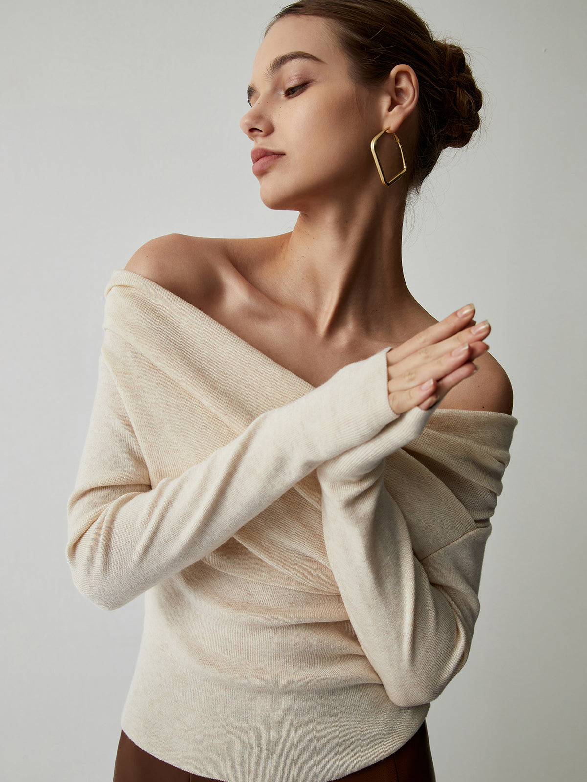 Draperad off-shoulder långärmad topp